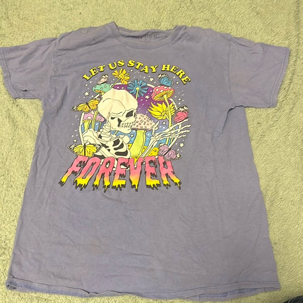 Fun purple graphic T-shirt!!